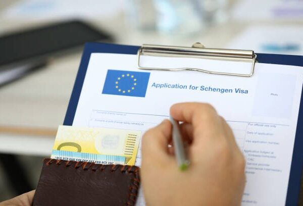 هل يمكن تجديد فيزا الشنغن قبل انتهائها دون مغادرة أوروبا؟